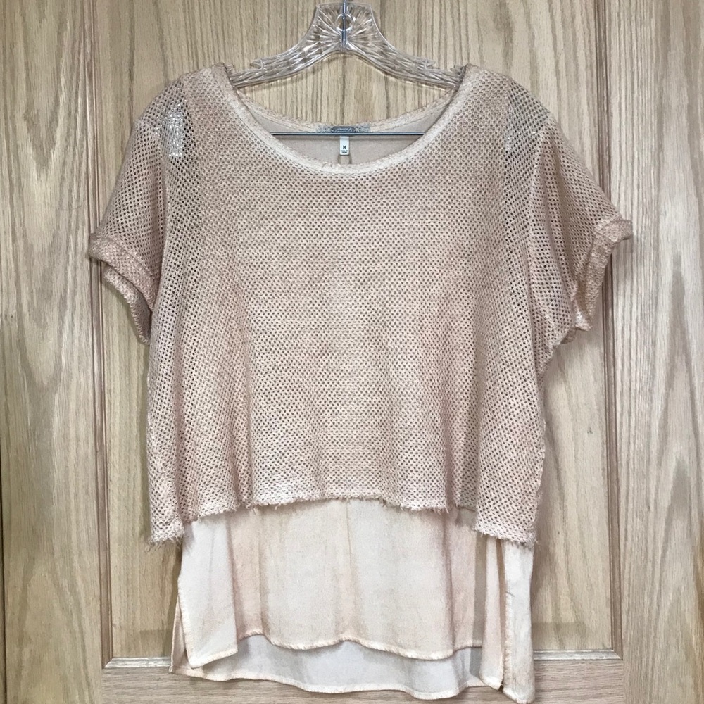 GIMMICKS Distressed salmon top with net overlay